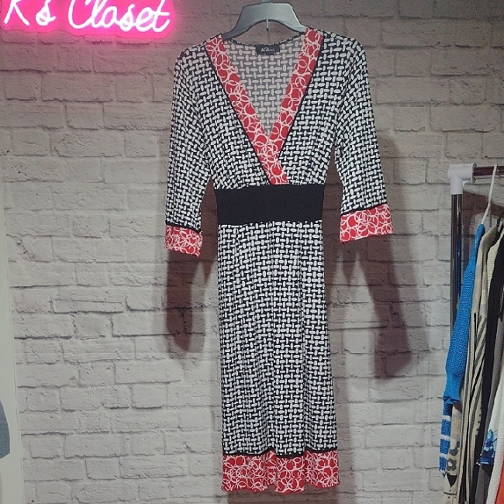 AGB Black and White Sheath Dress V-Neck 3/4 Sleeve (6) Like New Condition.